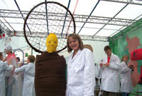 Delyth Robinson wedi ei gwisgo fel raced denis ar faes y sioe