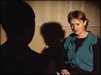 Madeleine Holt entrevista um modelo de filme pornográfico no programa Newsnight.