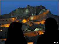 دو زن به ارگ بم پس از تخريب می نگرند