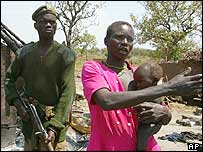 Sobreviventes de massacre na Uganda