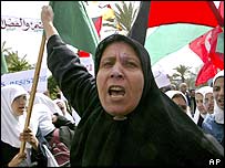 Duvarı protesto eden Filistinli kadınalr