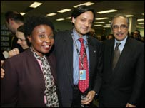 मित्रों के साथ थरुर