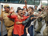 प्रदर्शन करते व्यापारी