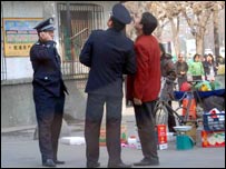 A polícia tem presença forte em volta da universidade