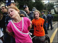 Polícia prende manifestantse anti-retirada da Faixa de Gaza