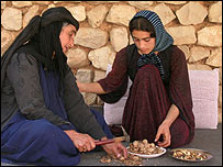 هديه در پوست کندن گردو به مادرش کمک می کند