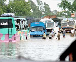 मुंबई सड़कों में पानी भर गया