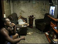 Em casa de Havana, cubanos acompanham pela TV notícias sobre internação de Fidel Castro