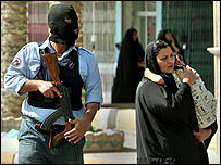 मदाइन में इराक़ी सुरक्षाकर्मी