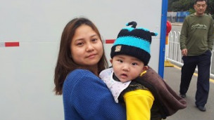 维权警员王登朝的妻子和儿子2013年2月（网络截图）