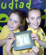 Joanne a Rebbeca o Ysgol Commins Coch, Aberyhstwyth  -  Tlws Coffa Gwilym Ceidiog Hughes  - Cywaith Ail Iaith.