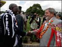 Lula é cumprimentado pelo presidente do Suriname, Runaldo Venetiann (Foto: Ricardo Stuckert/PR)