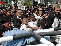 سپریم کورٹ کے باہر  کشیدگی(فائل فوٹو)