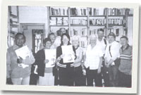 Criw Yr Odyn yn cyflwyno'r papur bro i ddysgwyr Cymraeg Esquel.