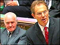 جان ريد در کنار تونی بلر در پارلمان