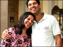 युवराज सिंह अपनी माँ के साथ  (फोटो: कीर्ति सुर्वे पराडे, पीपुल)