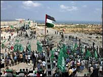 اجتماع فلسطينيان در پشت ديوارهای شهرک نوه دکاليم