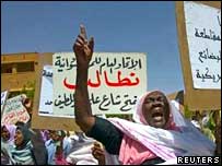 Một phụ nữ Sudan tham gia biểu tình