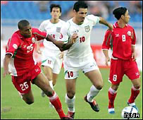 علی دايی در حال گذر از بازيکنان بحرين (عکس آرشيوی)