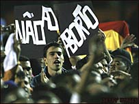 Cartaz contra aborto no Pacaembu