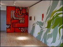 As paredes da Galeria 32. Foto: Zeca Alkimim e João Guarantani