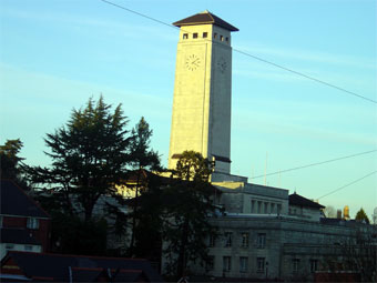 Twr cloc Canolfan Ddinesig Casnewydd gan Elin Maher