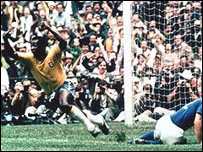 Pelé celebra o primeiro gol na final