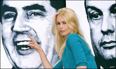 کلادیو شیفر، فعال توسعه و سوپر مدل در کنار تصویر آقای براون