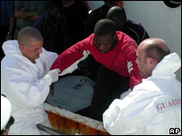 Guardas costeiros resgatam imigrantes que estavam em barco que afundou