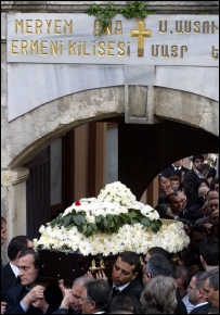 Dink'in naaşı Meryem Ana Kilisesi'nden çıkarılıyor