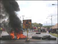 Pneu queimado em protesto depois de mortes (Foto: cortesia do jornal Correo del Caroní)