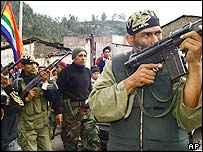 آنتائورو هومالا در ميان هواداران مسلح خود