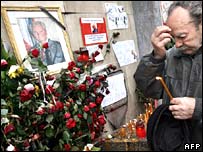 يکی از هواداران رئيس جمهور سابق يوگسلاوی ياد او را در بلگراد گرامی می دارد