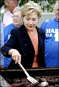 Hillary Clinton lật miếng bít-tết tại một buổi gây quỹ