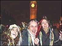 Grupo de pessoas comemora o Ano Novo em Londres