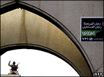 سرباز انگشتانش را به نشانه پيروزی بلند می کند