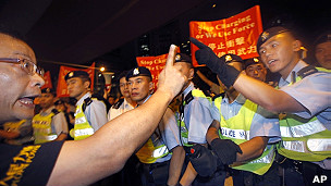 香港中環街頭示威者與警員互相指罵(1/7/2011)