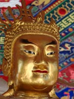 Golden statue of an imperial, crowned man ©iStockphoto/Christine Consalves