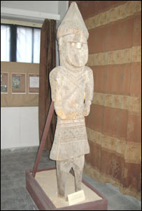 د  لرګي مجسمه