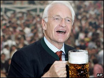 Edmund Stoiber durante a Oktoberfest de Munique, em setembro