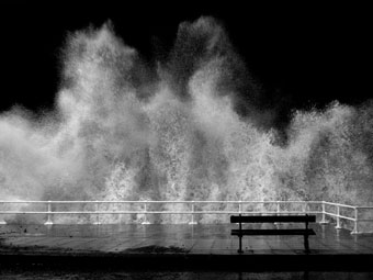 Tonnau yn taro Prom Aberystwyth, gan Siôn Ilar
