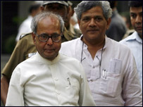 प्रणब मुखर्जी और सीताराम येचुरी