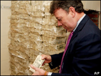 Ministro da Defesa colombiano, Juan Manuel Santos, com dólares apreendidos