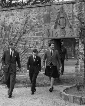 查爾斯王子在父親和保鏢的陪伴下來到蘇格蘭的Gordonstoun小學