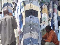 A venda de roupas usadas é comum na Tanzânia