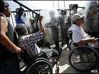 Protesto de deficientes físicos em Santa Cruz
