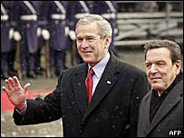 O presidente americano, George W. Bush, e o chanceler alemão, Gerhard Schroeder, em fevereiro
