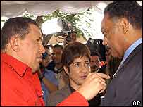 Hugo Chavez ve Amerikalı insan hakları savunucusu Jesse Jackson