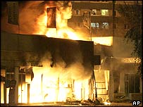 Fogo provocado por manifestantes em Aulnay-sous-Bois