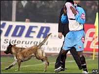 Jogador cobre o rosto durante o jogo